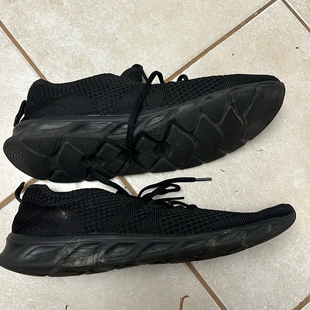 Lace up breathable sneakers